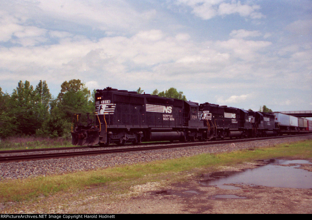 NS 3314 leads a train southbound
